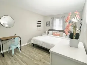 Rad Retreat - Pet Friendly - King Bed - Long Term Stays - Image 4