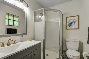 Ideal Midterm Getaway with Cozy Comfort - Image 3