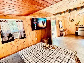 Romantic “BEAR CABIN” In The Woods 30 Min. To Attractions - Image 5