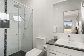 Family-Friendly 4-Bed Home with Courtyard - Image 3