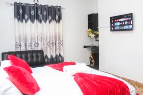 A cozy 3 bdr house - 1km from Westlands Redhill - Image 5