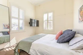 Oversized Artdeco Apartment w 4m high ceilings - Image 3