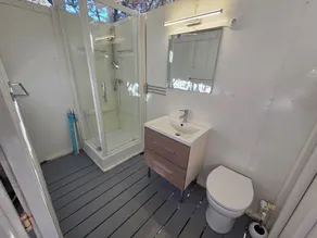 Træhytte med 2 soveværelser med havudsigt, der kan rumme 5 personer - Image 2