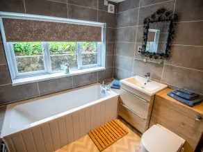 ELERI COTTAGE, pet friendly, with a garden in Great Malvern - Image 5