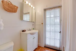New Coastal Rose - Bright Loft with High Ceilings - Image 4