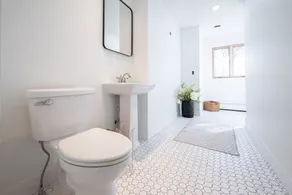 Beautifully renovated 3,800 sq ft house between 2 federal lakes - Image 3