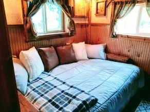 Tiny home cabin by the pond - Image 5