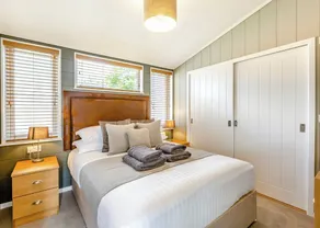 Luxurious lodge with vaulted ceilings and a welcoming feature fireplace. - Image 4