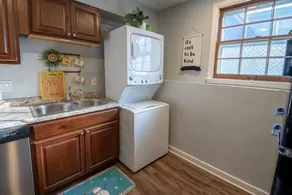 Stylish, comfortable, and just minutes from Mass Street - Image 2