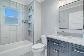 Modern 3 BR bungalow sleep 8, family/pet friendly, 15 min from downtown/outlets - Image 5