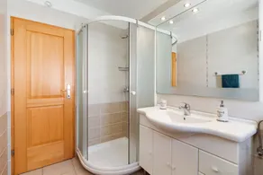 Affascinante casa in pietra con piscina privata e giardino - Image 3