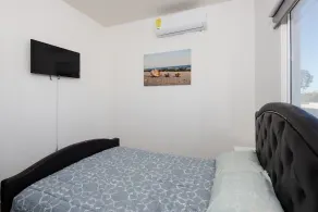 Modern Lux Town Home, 5 Min from Public Beach & Walmart - Image 5