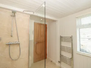 WINDWHISTLE, country holiday cottage, with a garden in Dartmouth - Image 3