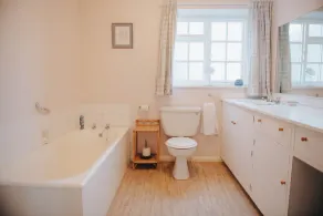 Traditional 3-Bed Cottage near Richmond by MCPI Hosting, Ideal for Families & Groups - Image 5