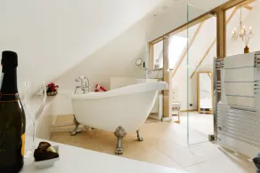 Luxury: Jacuzzi and Swedish sauna at dog friendly chocolate box cottage - Image 4