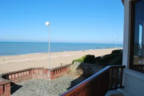 Villa em Frente ao Mar, Acesso Direto à Praia - Image 5