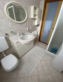 Casa singola per 4 persone, parcheggio privato per 2 auto, 5' in auto da Como. - Image 4