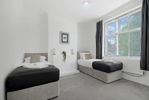 Spacious 5-Bedroom 2-Bath Home in Stanwell - Image 4