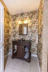 Historic Building Suite @ Glendale -King Bed-Wifi - Image 4