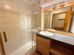 Overfladeareal: ca. 40 m² 1. sal. Orientering: Syd. Bjergudsigt. Stue med sovesofa - Image 3