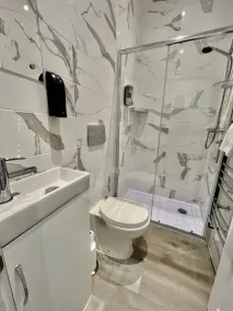 HOUSE IN PRIVATE MEWS, FREE PARKING. STATION 2 MIN WALK TRAINS 25 MIN TO LONDON - Image 2
