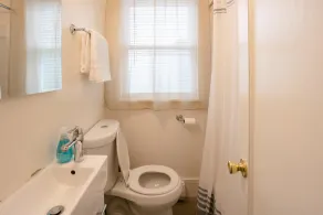Apartment close to downtown with parking included. - Image 4