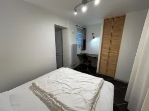 Apartment with enclosed garden and private parking in quiet city center location - Image 5