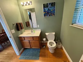 comfy, open floorplan within walking distance of Maplewood - Image 4