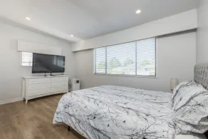 Centrally located 3 bedroom 2 bathroom close to stores, restaurants and downtown - Image 5