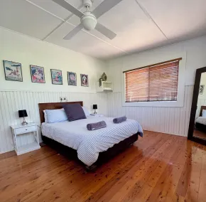 Relaxed 1950s Beach House by Shelly Beach - Image 4