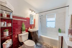 10 Minutes  from Midway Airport  Cozy Cottage Home - Image 2