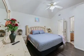 Cheerful 3-bedroom with fenced backyard. - Image 5