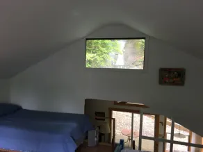 Stuga med utsikt över det privata vattenfallet, 100 meter från Level Beach. 1 BR m / loft - Image 2