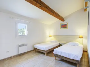 Villa With Heated Pool and Private Garden - Image 4