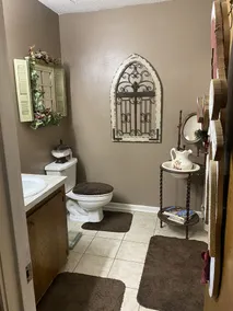 Conveniently located 3 bedroom, 2 bathroom home, 5 minutes from downtown. - Image 3