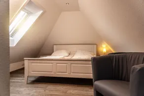 Comfortable and bright: The welcoming upper apartment of about - Image 5
