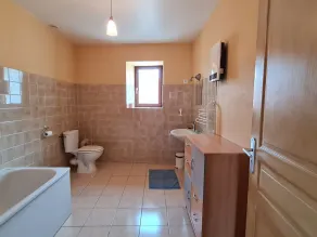 Spacious and comfortable house with terrace and garden, perfect for family or business - Image 2