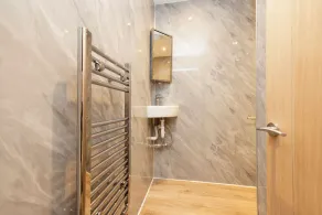 JOIVY 3BR Flat in Haymarket with Free Parking - Image 4