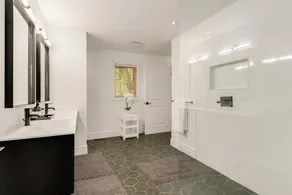 Luxury 4-Season Lakefront Cottage on Lake Muskoka! - Image 2