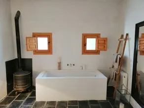 Villa com piscina privada, rodeada por montanhas, oliveiras, nogueira e laranjeiras - Image 2