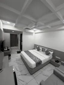 THE 7 ELEVEN HOTEL - Image 4