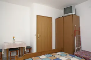 1-Zimmer-Ferienwohnung mit Terrasse Zubovici, Pag (A-4130-h) - Image 3