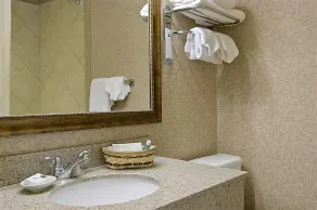 Comfort Meets Affordability, Free Parking, Outdoor Pool, Pets Allowed - Image 5