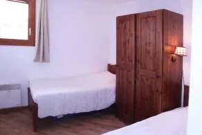 Ski-in/ski-out & foot of the slopes, 2nd floor, view ski slopes, swimming pool, sauna, balcony, tv - Image 4