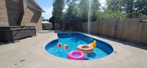 Niagara falls Luxury Villa- Hottub, Pool, Water View, breakfast  - Image 2