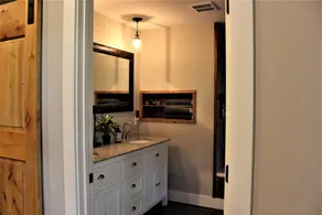 Escape to your cozy 2-bedroom cottage, just a hop away from Rock City - Image 3