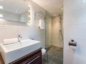 Flat with bright open kitchen with stunning views - Image 3