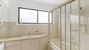 Andrea and Nigel's Beach House - Image 3
