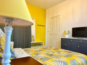 Superb small apartment with free parking - Image 5