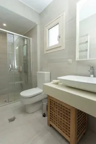 Luxury villa with private pool - Image 4